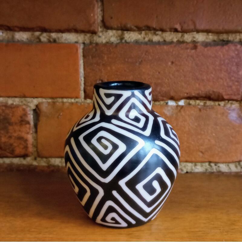 Chulucanas Vase 10cm Curves Maze