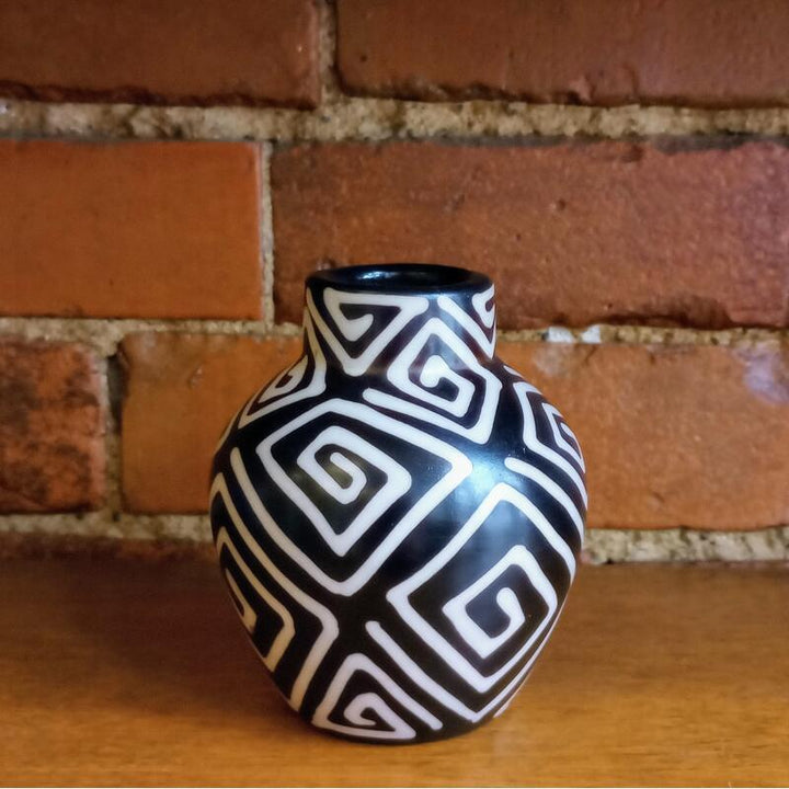 Chulucanas Vase 10cm Curves Maze